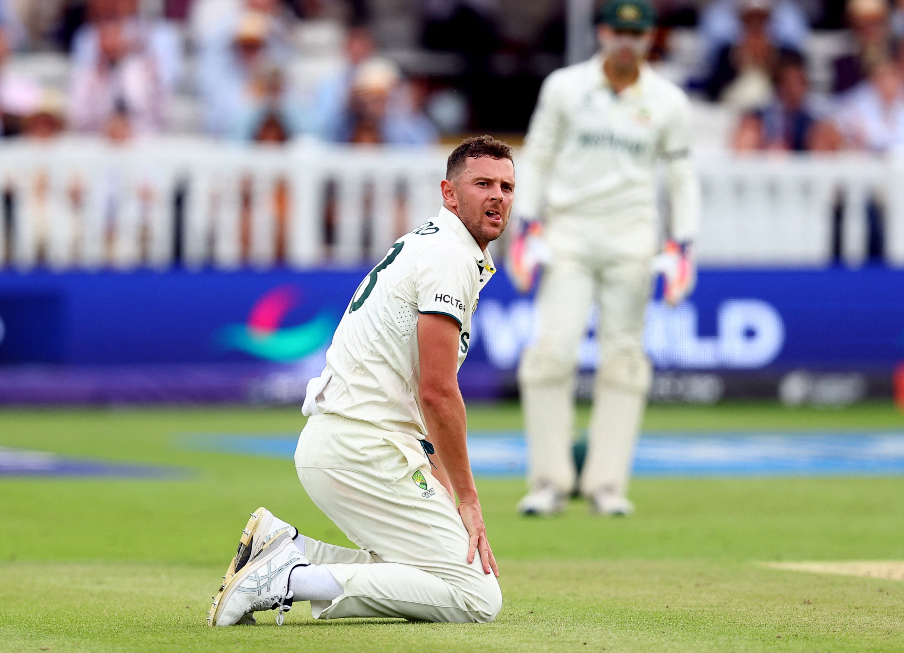 ऑस्ट्रेलिया के लिए दूसरी नई बॉल से जोश हेजलवुड बॉलिंग करने आए।