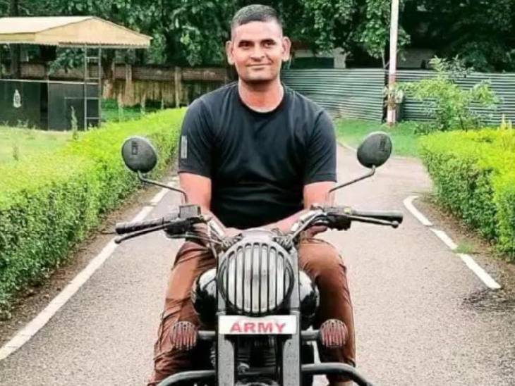 अरविंद अक्सर आर्मी लिखी बाइक पर शहर में घूमता था।