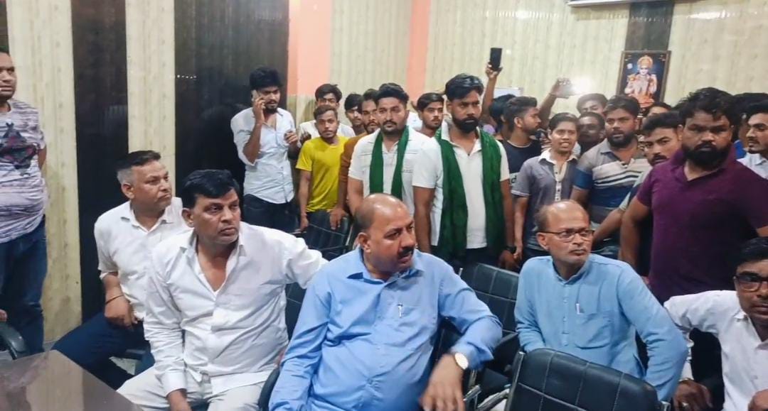 परतापुर थाने में आरोपित और पीड़ित पक्ष के लोगों की बीच हुई बहस