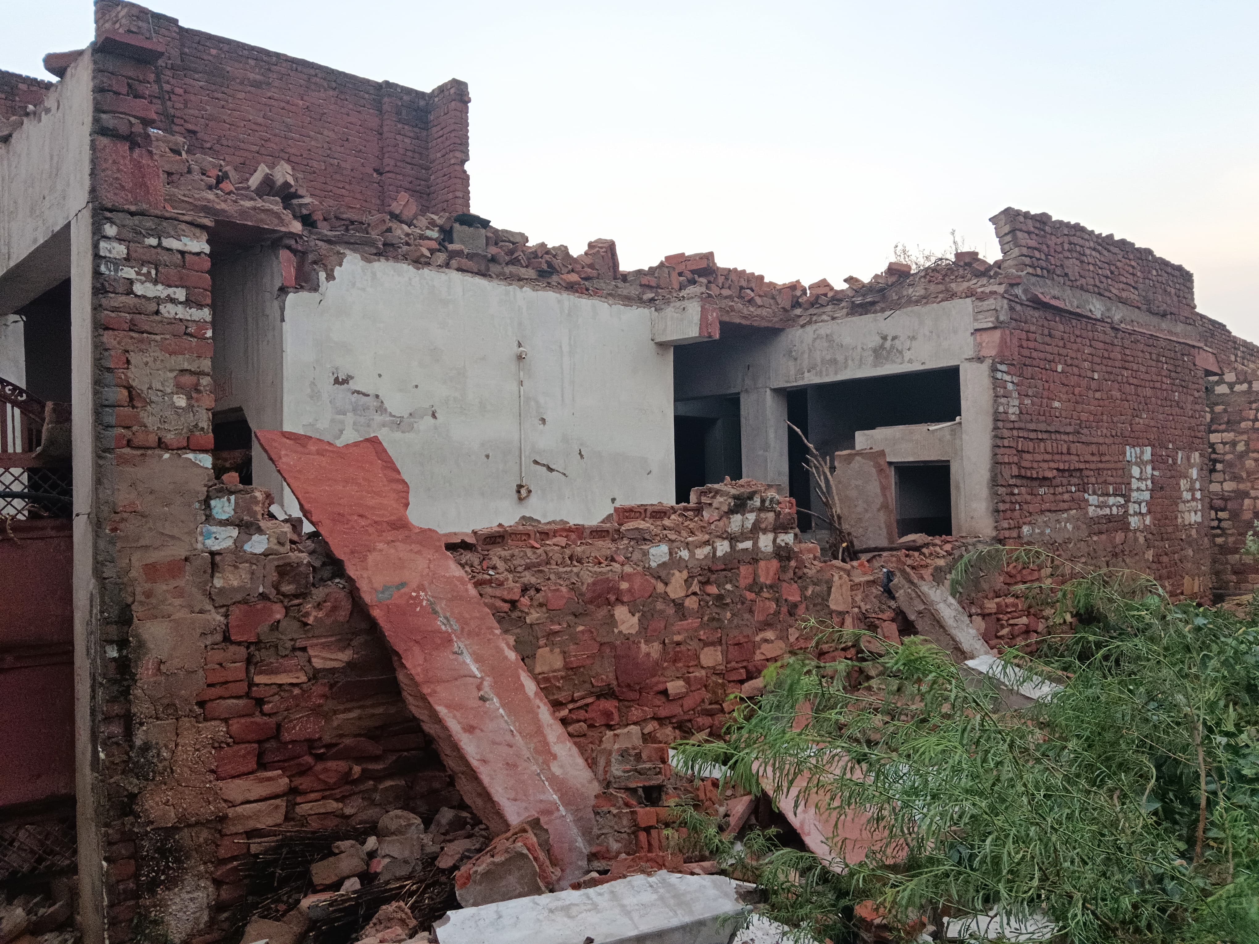 रूपवास में दो मंजिला मकान गिरा, पूरा परिवार गया हुआ था बाजार।