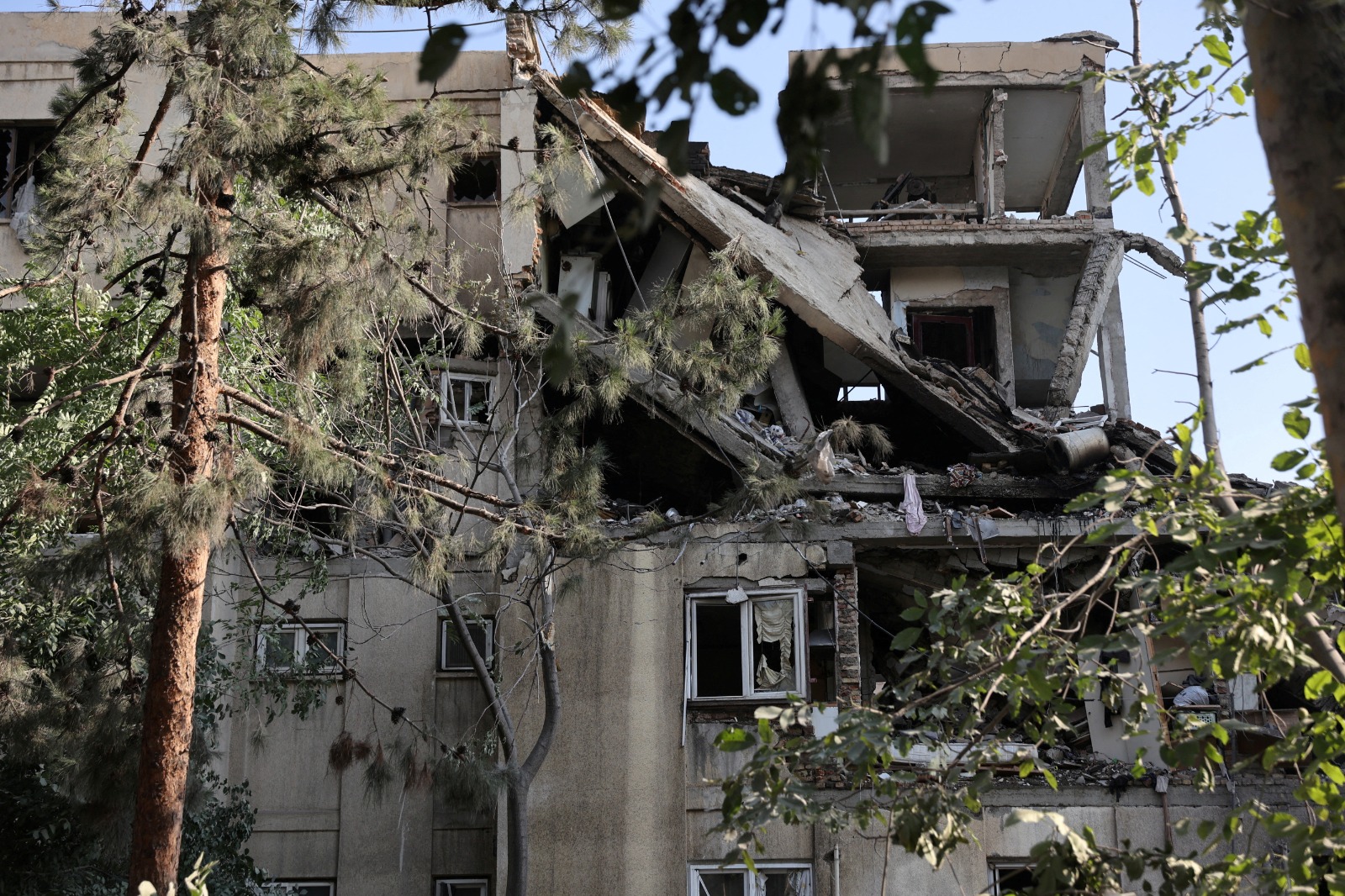   सोना धंधा करोड़ रुपए किलो    हमलों के बाद तेहरान में एक इमारत क्षतिग्रस्त हो गई।