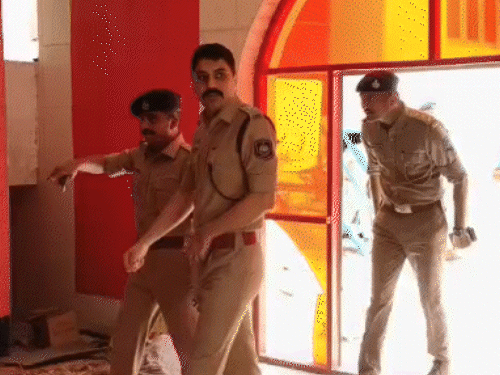जामनगर जिला पुलिस प्रमुख प्रेमसुख डेलू मजार का निरीक्षण करने पहुंचे थे।
