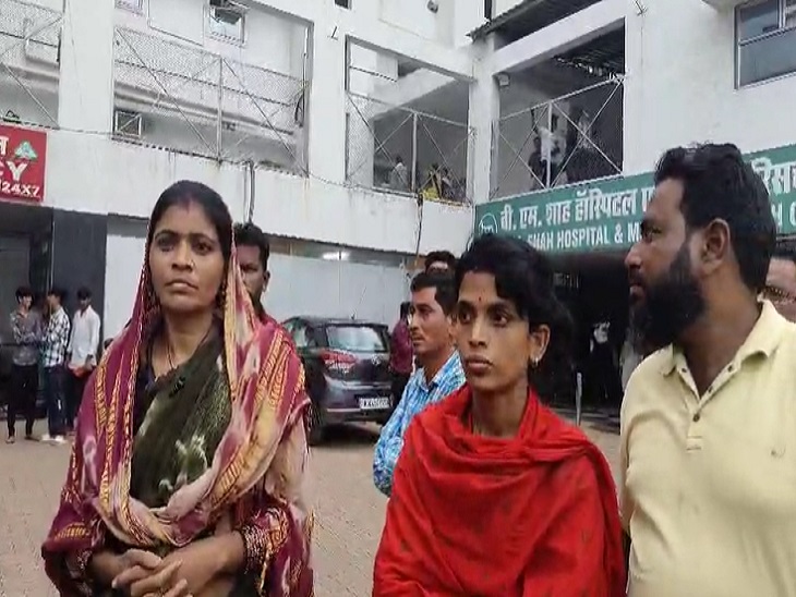 अस्पताल में मौजूद परिजन।