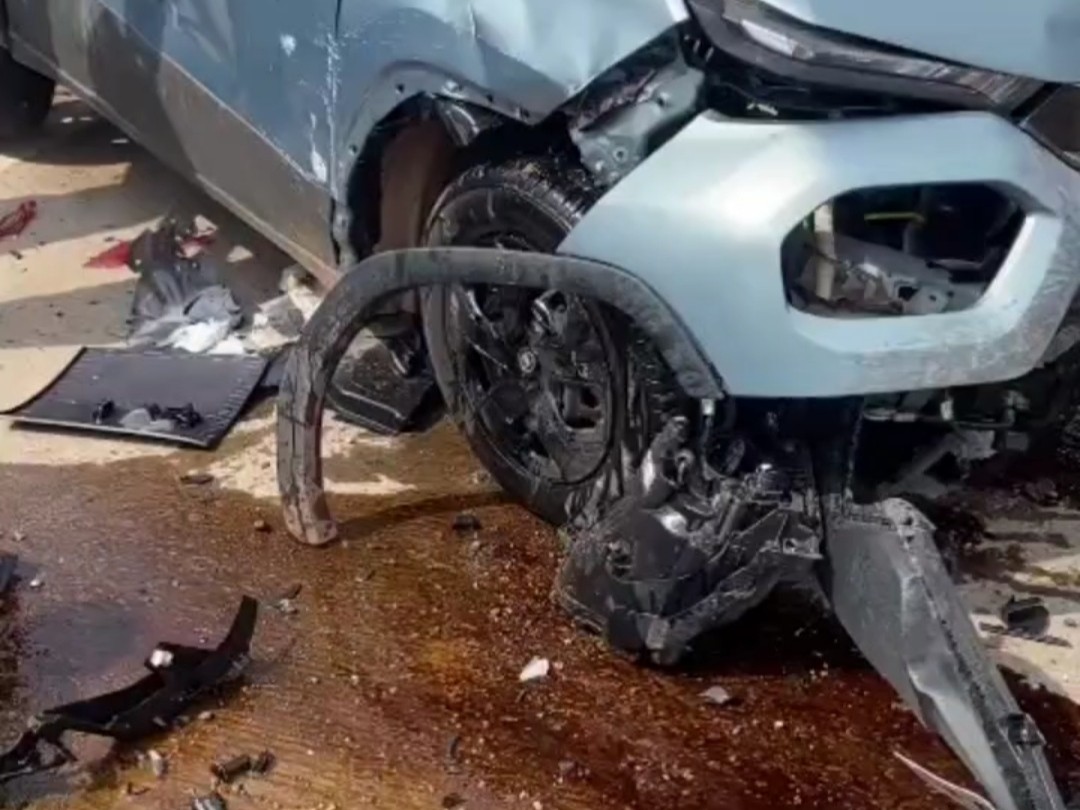 High speed car collided with divider in Dhamtari