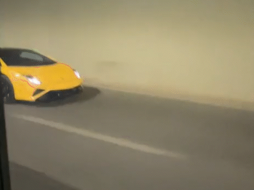 टनल में तेज रफ्तार से निकलता लैंबॉर्गिनी सवार युवक।