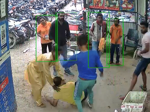 रेलवे पार्किंग ठेकेदार पर हमला करते आरोपी CCTV में कैद।