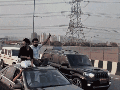 गुरुग्राम में द्वारका एक्सप्रेस वे पर कार के ऊपर बैठ कर स्टंटबाजी करते युवक। (फाइल फोटो)