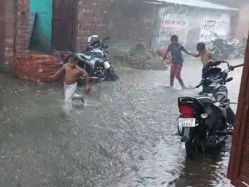 तस्वीर सहारनपुर की है। यहां इतनी बारिश हुई कि सड़कें जलमग्न हो गईं।