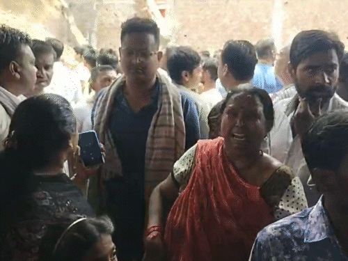 मथुरेत 8 घरे अचानक कोसळली, 12 जण दबले: एकाचा मृत्यू, मातीच्या ढिगाऱ्यावर बांधले होते, छप्पर व भिंती तुटल्या; लोक म्हणाले- भूकंपासारखे वाटले ढिगाऱ्याखाली दबलेले त्यांचे प्रियजन सुखरूप बाहेर येतील याची वाट पाहणारे नातेवाईक.
