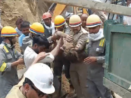 घायलों को एंबुलेस तक ले जाते हुए रेस्क्यू टीम।