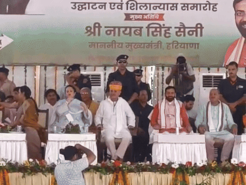 मुख्यमंत्री नायब सिंह सैनी रेवाड़ी में भाजपा की रैली मंच पर पहुुंच गए हैं। मंच पर राव इंद्रजीत का फोटो नहीं लगा है। - Dainik Bhaskar