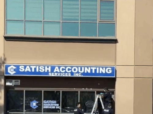 कनाडा के सरे में हुई फायरिंग मामले में जांच के लिए पहुंची सरे पुलिस। - Dainik Bhaskar