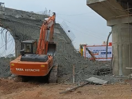 रविवार सुबह मलबा हटाने का काम किया गया।