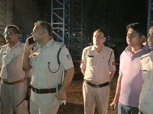देर रात पुलिस अधिकारी मौके पर पहुंचे और हादसे की जानकारी ली।