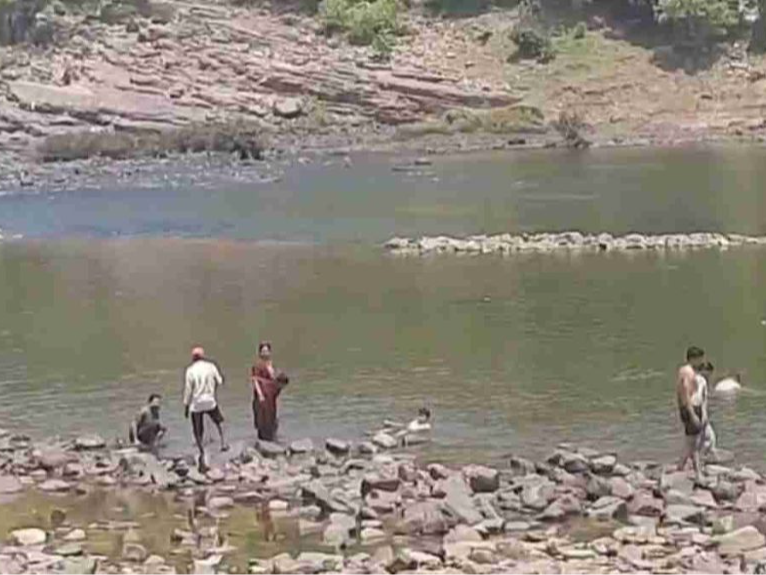 Omkareshwar; Two youths drowned while bathing in immersion of ashes |  ओंकारेश्वर में नर्मदा के दो घाटों पर हादसे: अस्थि विसर्जन के दौरान 3 युवक  डूबे, 1 लापता; ब्रह्मपुरी ...