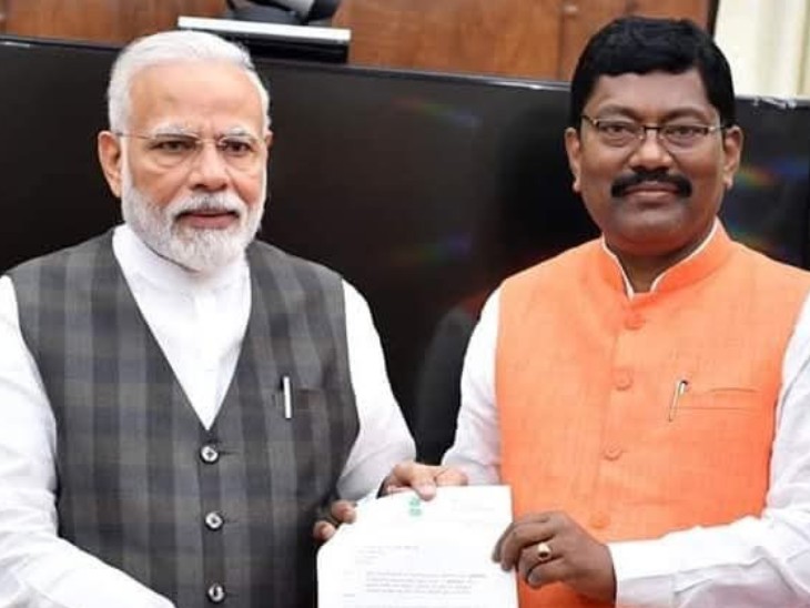 प्रधानमंत्री नरेंद्र मोदी के साथ सांसद अशोक यादव की तस्वीर।