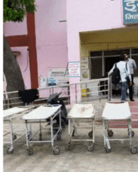 हादसे को देखते हुए जिला अस्पताल के बाहर स्ट्रेचर रखी गईं।