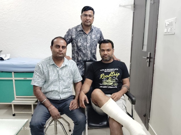 प्लेन क्रैश के दो दिन बाद कोटा से कार लेकर पहुंचे डॉ. चंदन सैनी और सुरेश मालव।