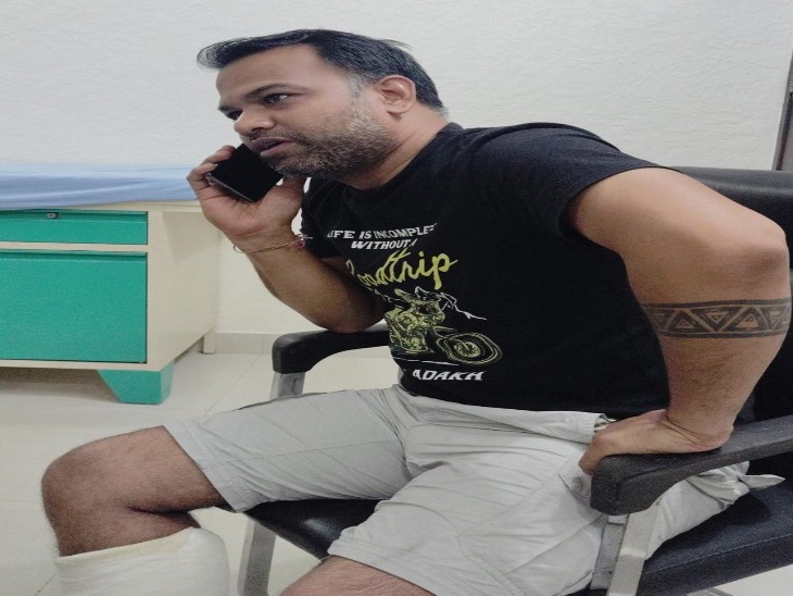 8 फीट की बाउंड्री से कूदने के बाद डॉ. पीयूष के बाएं पैर में लगा प्लास्टर।
