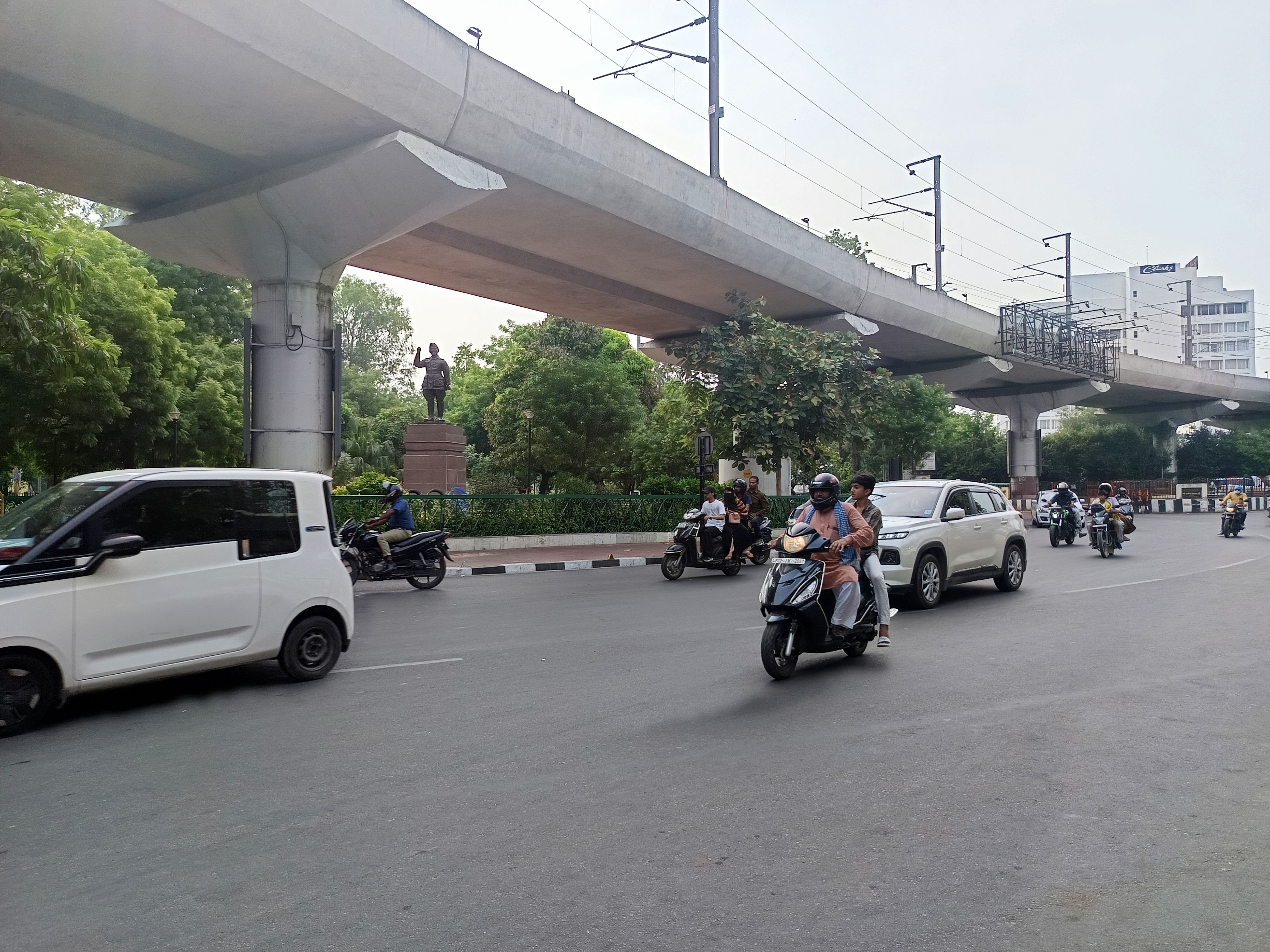 लखनऊ में सुबह से बादलों की आवाजाही बनी हुई है।