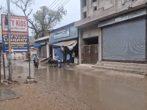 नारनौल: रविवार शाम को तेज बारिश हुई। इससे सड़कों पर पानी भर गया।