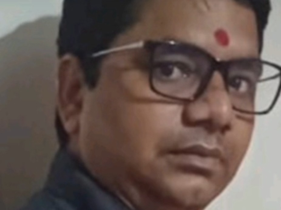 Barmoqlari bilan lablarini yoyish fotosurati