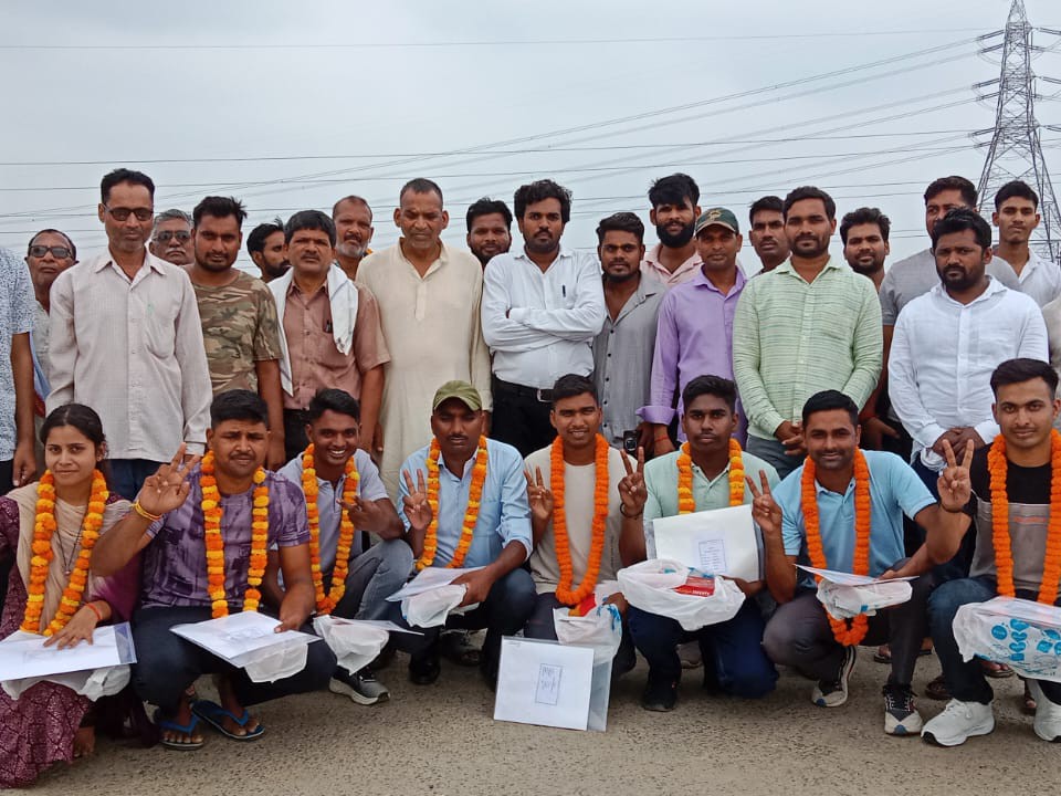 Devipur 18 youths selected from two villages of Gorakhpur, celebration in ...