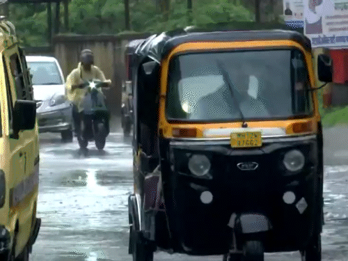 पुणे: सोमवार सुबह तेज बारिश के साथ हवा भी चली।