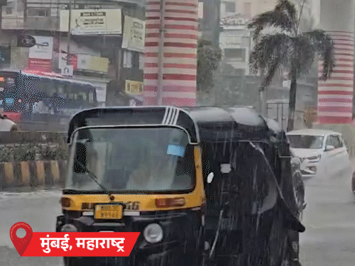 मुंबई: दोपहर से हो रही भारी बारिश के कारण पवई में जलभराव हो गया है।