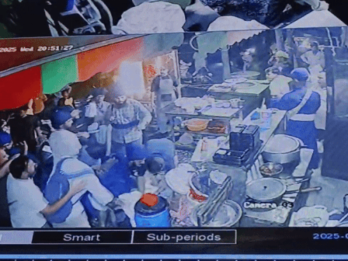 जालंधर में निहंग बाणे में एक चाप की दुकान पर मारपीट करते युवक। - Dainik Bhaskar