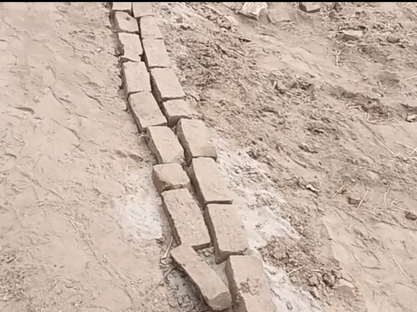 खड़ंजे की जर्जर ईंटों से दोबारा निर्माण किया जा रहा है।