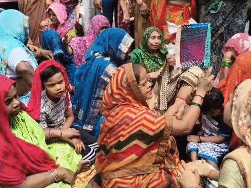 मथुरा में 6 मकान ढहने के बाद सोमवार की सुबह धरने पर महिलाएं बैठ गई। सभी मुआवजे की मांग कर रही हैं।