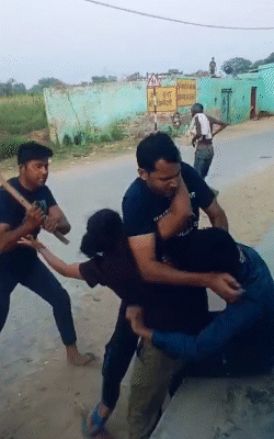 काले रंग की हाफ टी शर्ट में मारपीट करते आरोपी दरोगा और सिपाही हैं।