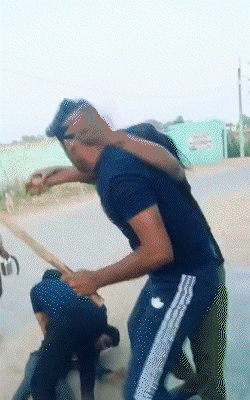 भाई को पीटते देख लड़की ने दरोगा की गर्दन पकड़ ली