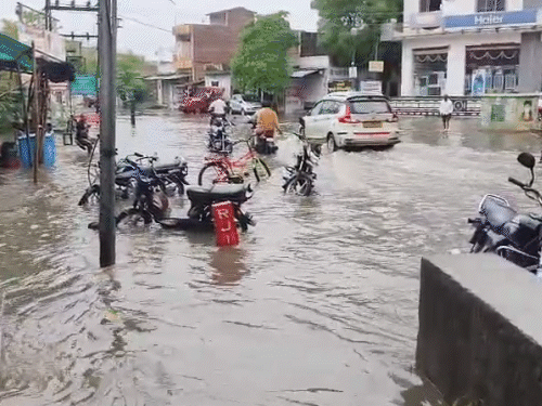 पाली: बारिश के बाद सड़कों पर पानी भर गया।
