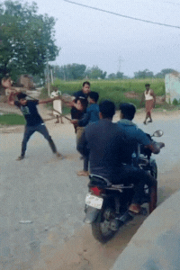 भाई को बचाने बहन आई तो आरोपियों ने उस पर डंडे से हमला कर दिया