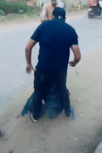 दरोगा और सिपाही लड़के को जमीन पर गिराकर 10 मिनट तक पीटते रहे।