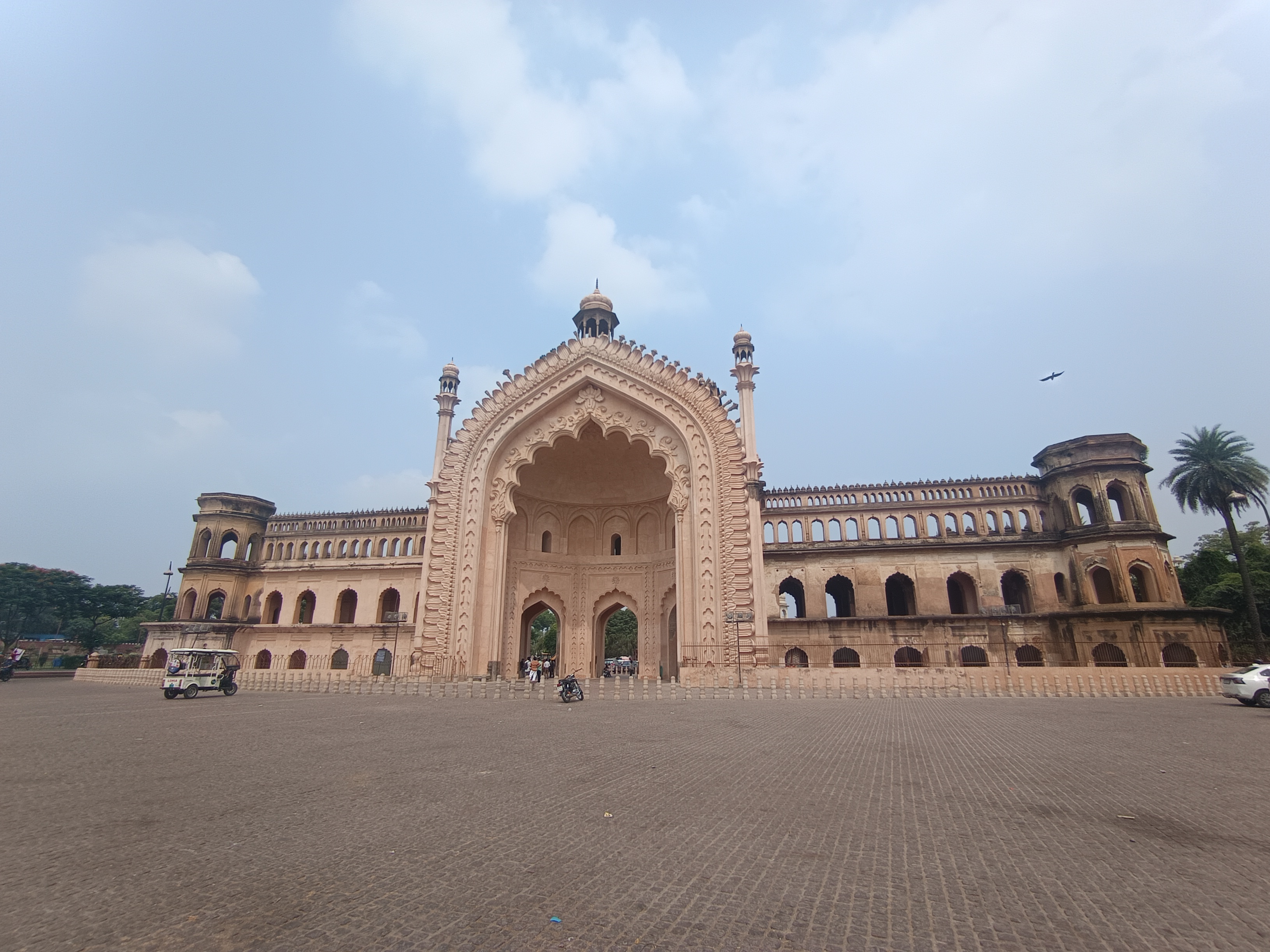 लखनऊ के रूमी गेट पर सुबह के समय बादल छाए हुए हैं।