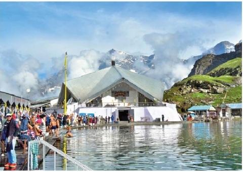 Uttarakhand: Long queues of devotees for darshan of Hemkund Sahib |  उत्तराखंड: हेमकुंड साहिब के दर्शन के लिए लगा श्रद्धालुओं का तांता - Bikaner  News | Dainik Bhaskar