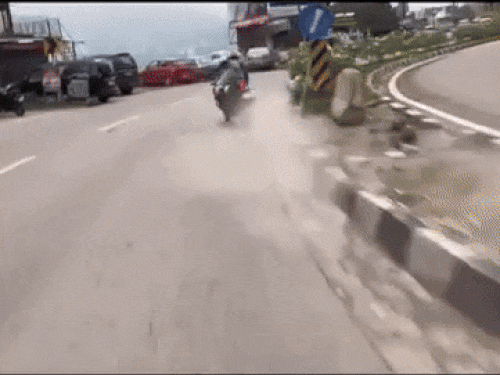 डिवाइडर से टकराने के बाद पार्किंग में खड़ी कार के पीछे टकराकर गिरा टूरिस्ट। - Dainik Bhaskar