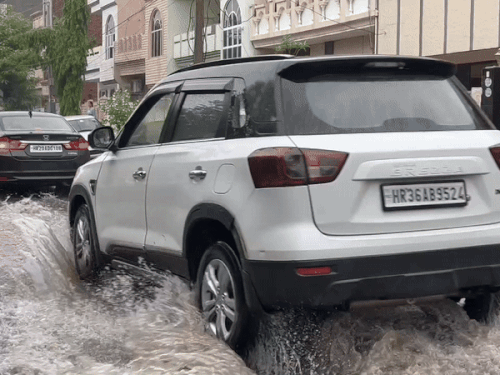 हिसार के सेक्टर 13 में सड़क पर करीब आधा फीट तक पानी भर गया।