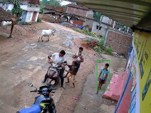 वहां और भी लोग मौजूद थे, जो स्थिति को देखते हुए साइड चले गए।