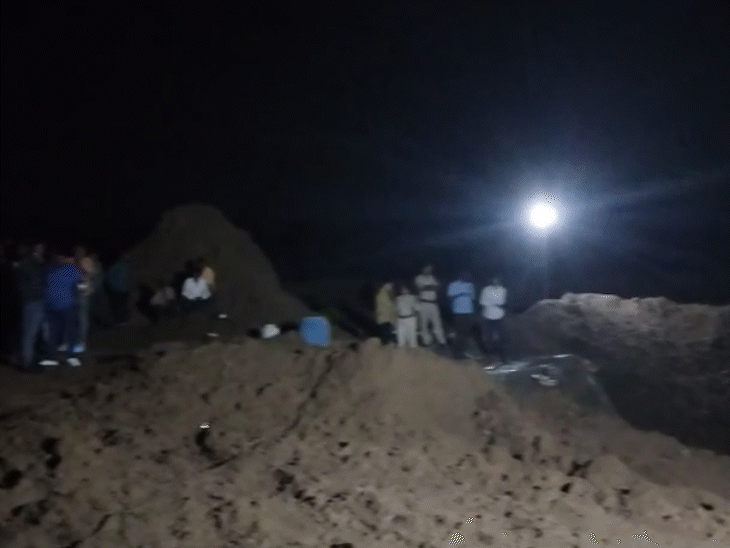 हादसे की सूचना मिलते ही प्रशासनिक अफसर मौके पर पहुंचे।