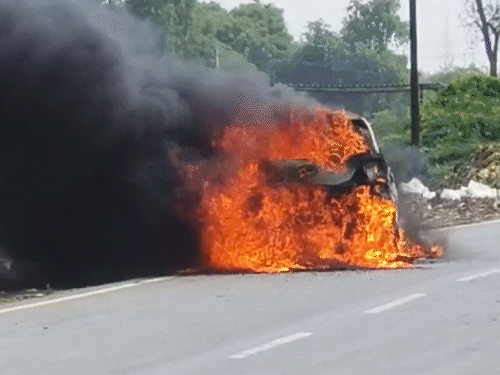 A moving car suddenly caught fire in Agra | आगरा में चलती कार में लगी ...