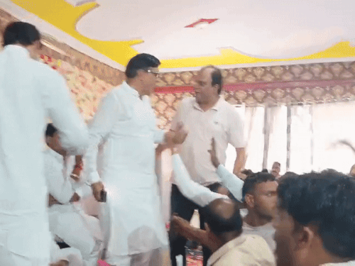 कार्यक्रम में वरिष्ठ कार्यकर्ता हरपाल सिंह बुडानिया को मंच से खींचते विधायक के समर्थक। - Dainik Bhaskar