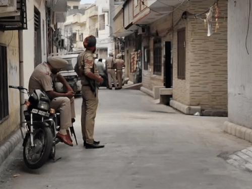 दीपिका के घर के बाहर मौजूद पुलिस।