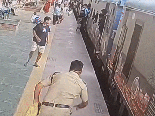RPF rescued a woman falling from a moving train | चलती ट्रेन से गिर रही ...