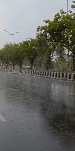 लखनऊ के IIM रोड इलाके में तेज बारिश हुई।
