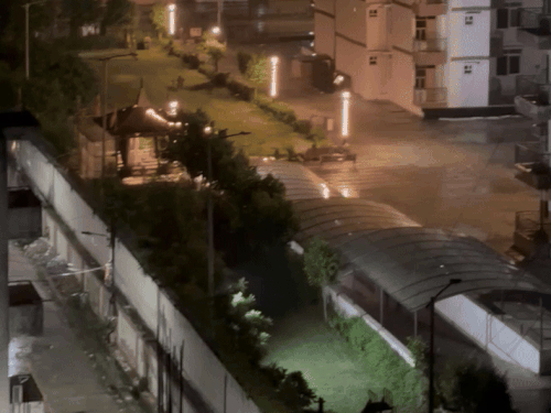 देर रात जानकीपुरम इलाके में तेज बारिश हुई।