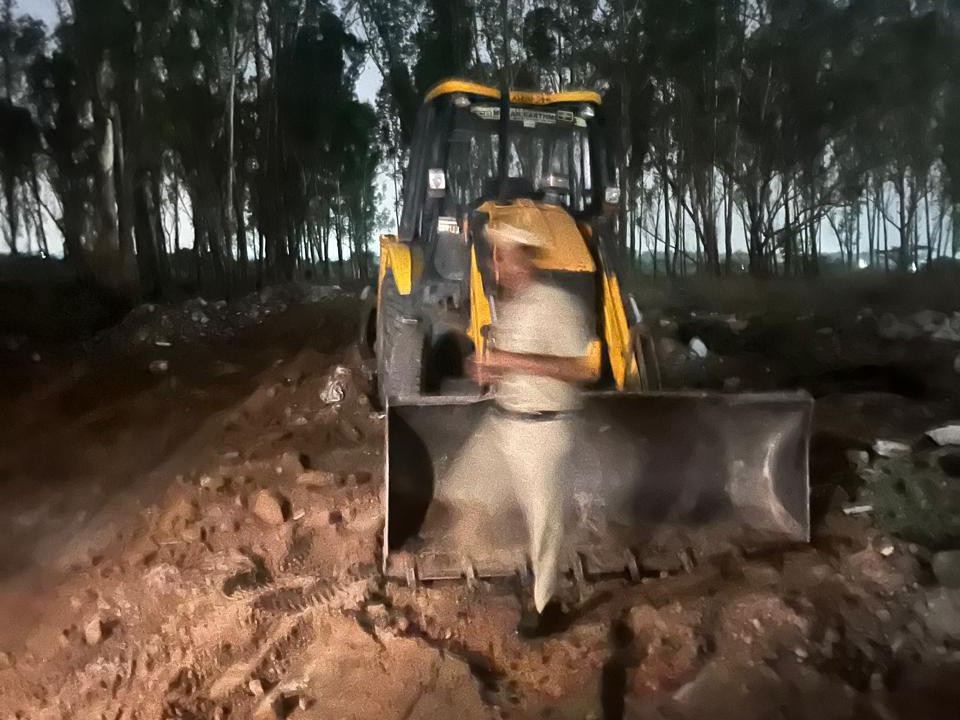 बिना नंबर प्लेट की जेसीबी मशीन जब्त।
